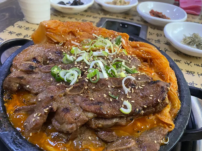돼지갈비 김치찜의 푸짐한 모습
