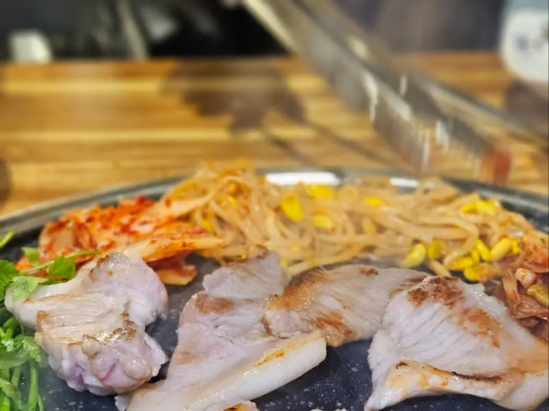 뒷고기, 김치, 콩나물의 환상적인 조합