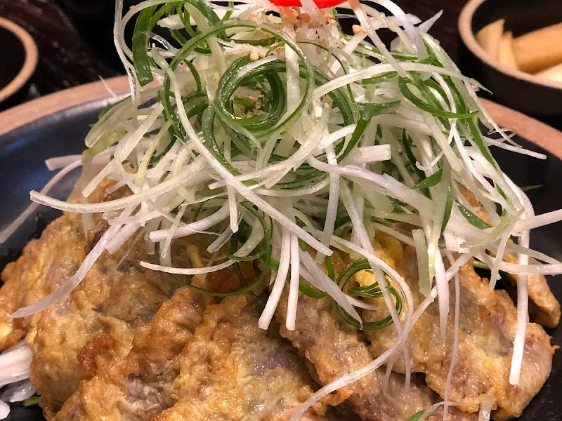 채 썬 파가 듬뿍 올려진 육전