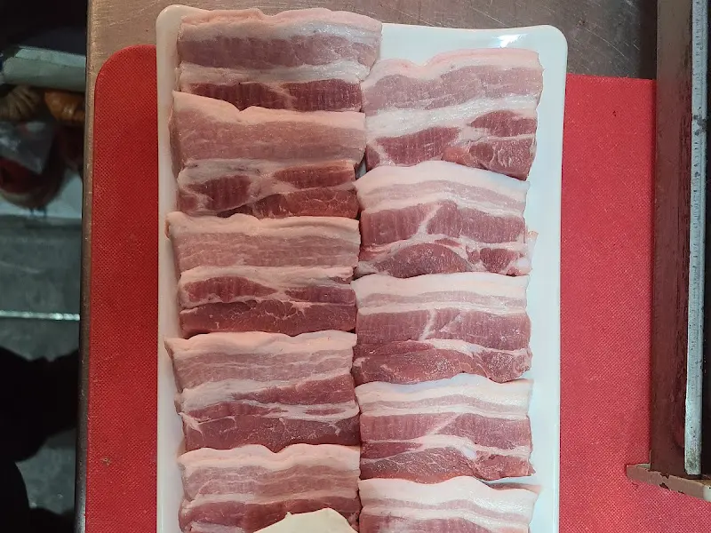 두툼하게 썰린 삼겹살의 단면