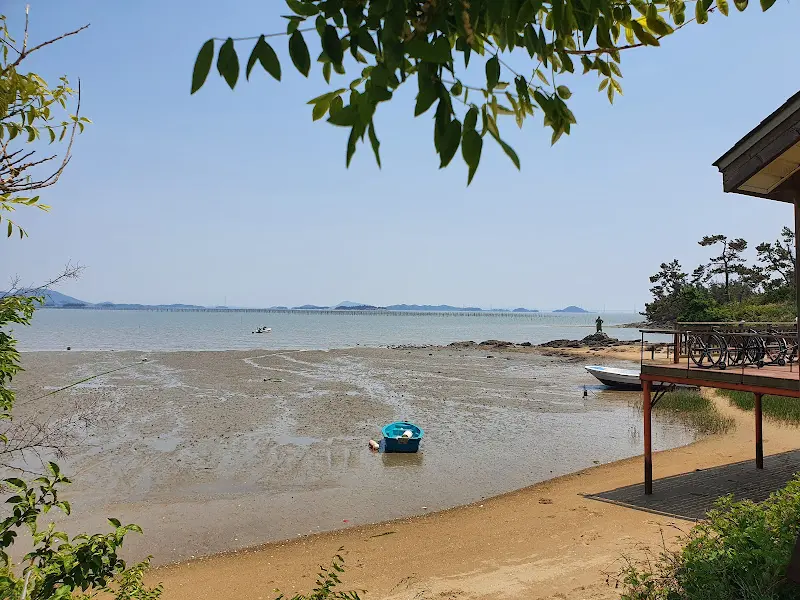 바다가 보이는 식당 앞 풍경