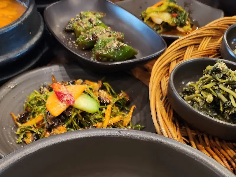 정갈하게 담겨진 맛있는 나물 요리