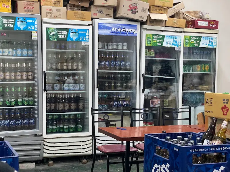 맥주 냉장고가 여러 대 놓여있는 사진