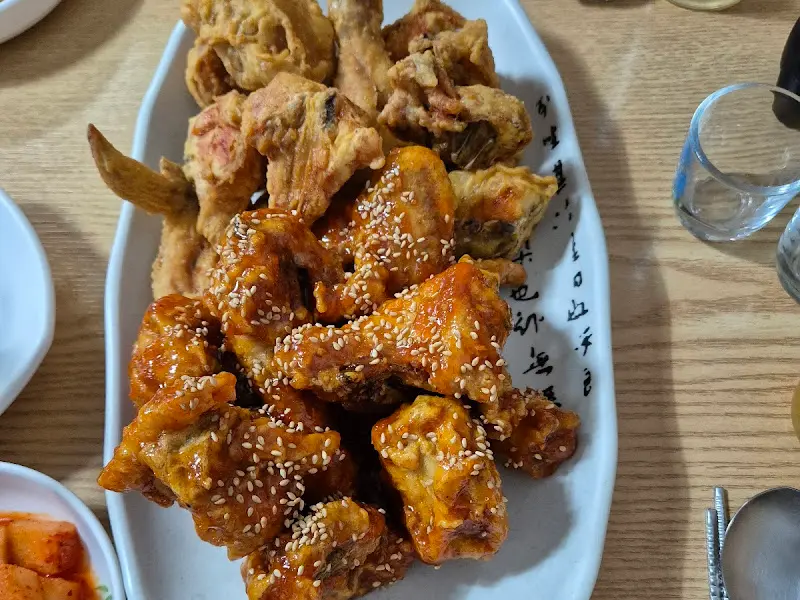 통닭과 양념치킨이 함께 담긴 접시