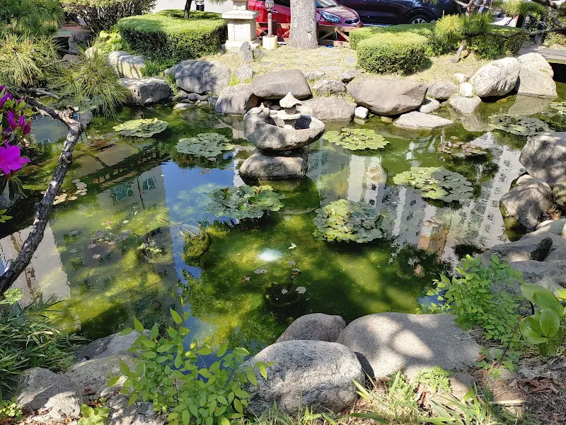 숭의가든 정원의 연못