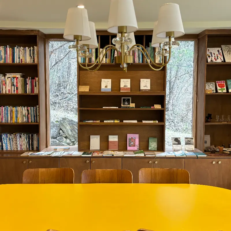 카페 내부 테이블