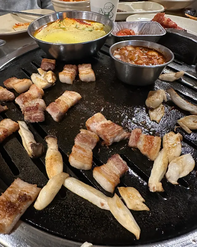 계란찜과 구워진 삼겹살