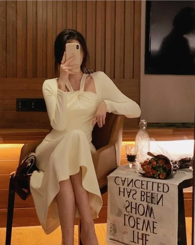 세련된 인테리어의 카페 내부