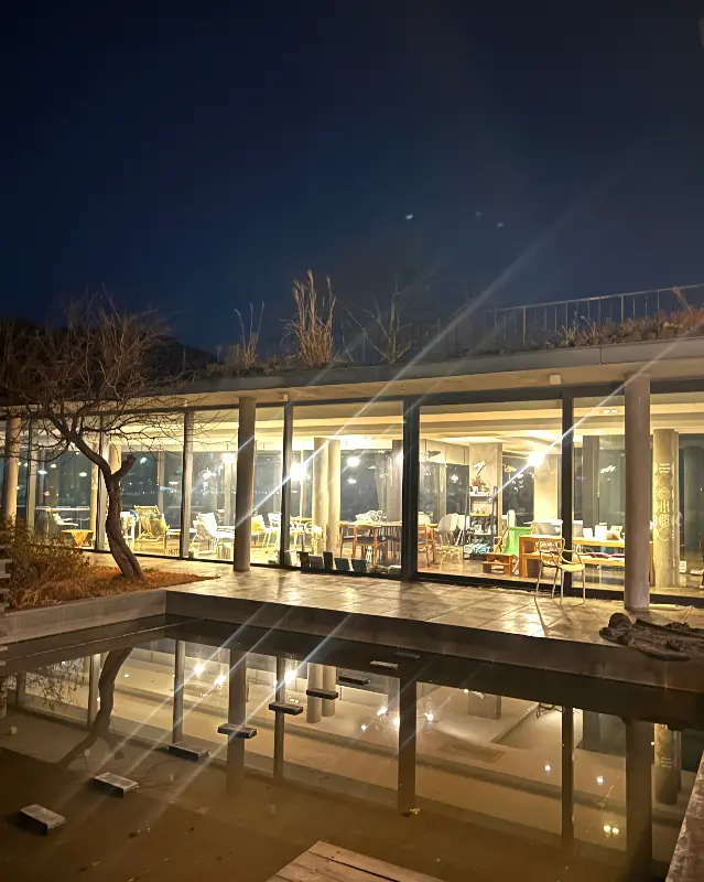 밤의 카페 외부 전경