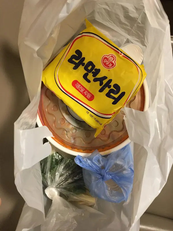 뼈에 붙은 살코기가 부드럽게 분리되는 모습