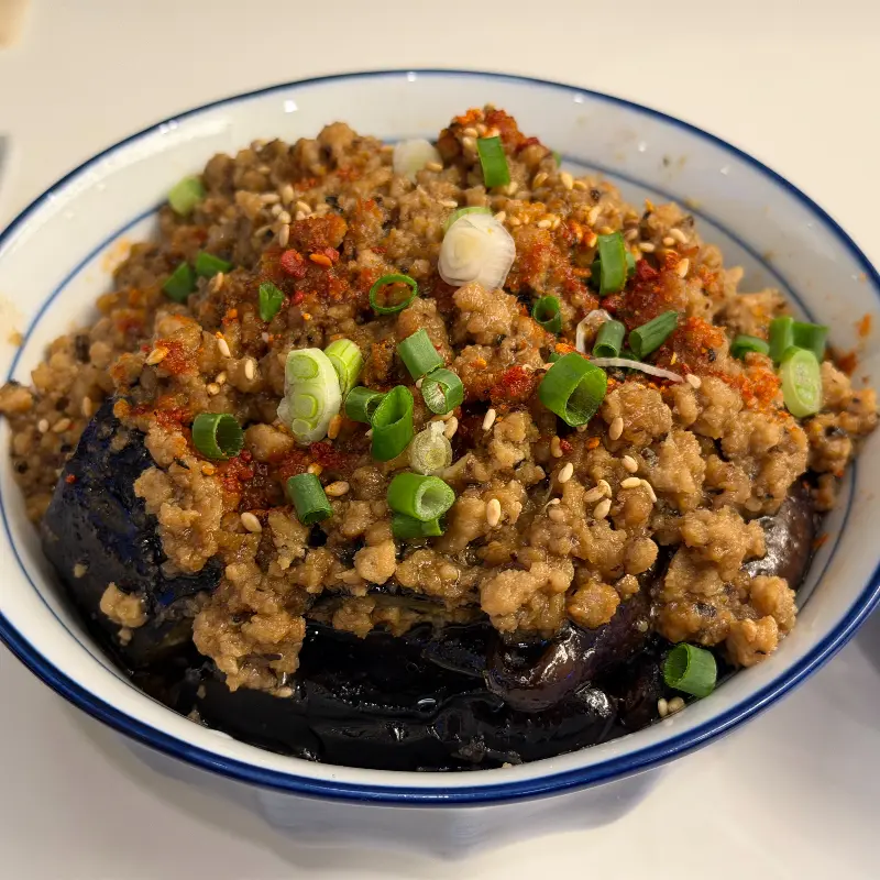 가지덮밥의 클로즈업 사진