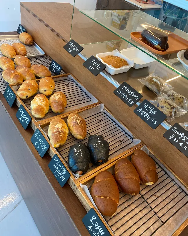 헬로베이크샵 빵 진열대