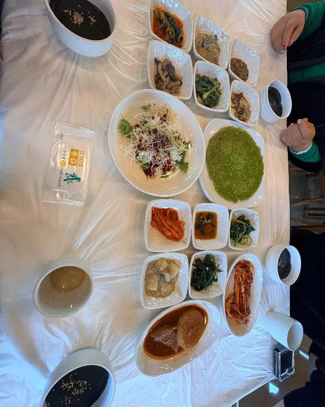 한상 가득 차려진 모습