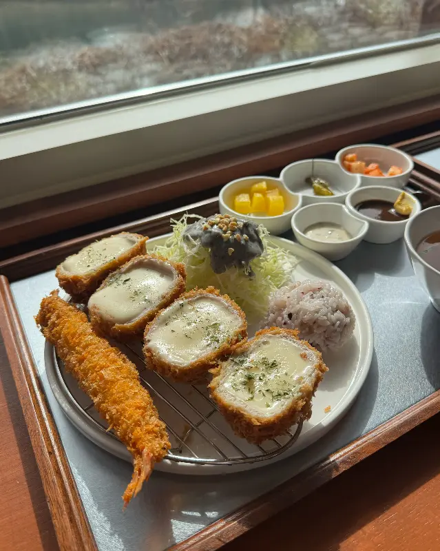 돈까스, 새우튀김, 샐러드, 밥까지 완벽한 한 상 차림