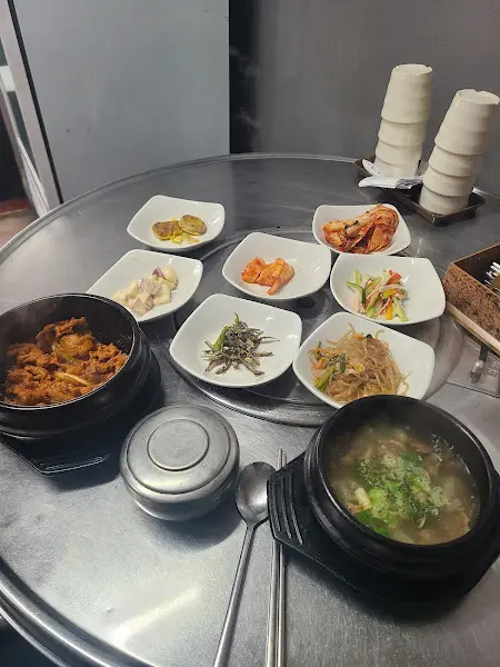 테이블 위에 놓인 다양한 음식들, 밥과 국, 그리고 여러 반찬들이 보인다.