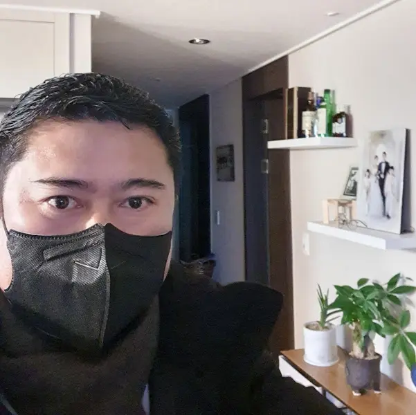 마스크를 쓰고 있는 작성자의 셀카