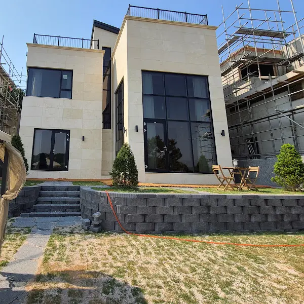 현대적인 건물의 외관 사진