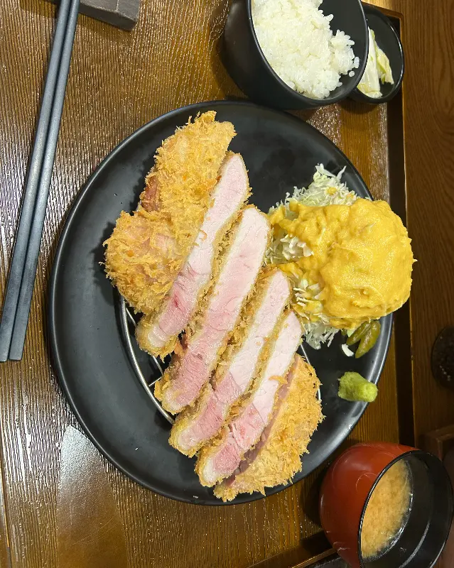 촉촉함이 눈으로 보이는 카와카츠 히레카츠 정식