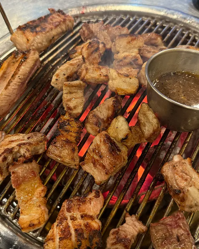 숯불 위에서 맛있게 익어가는 근고기