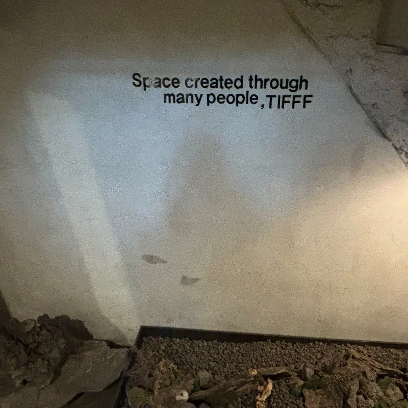 티프 내부 벽에 쓰여진 문구