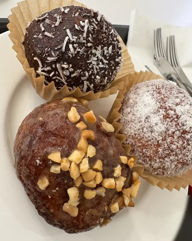 접시에 담긴 세 개의 도넛