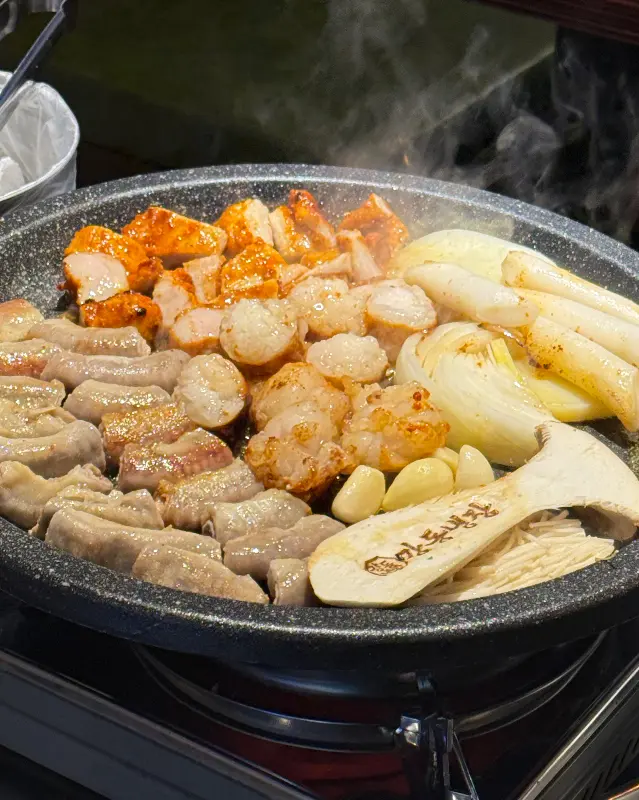 곱창과 함께 구워지는 다양한 재료들