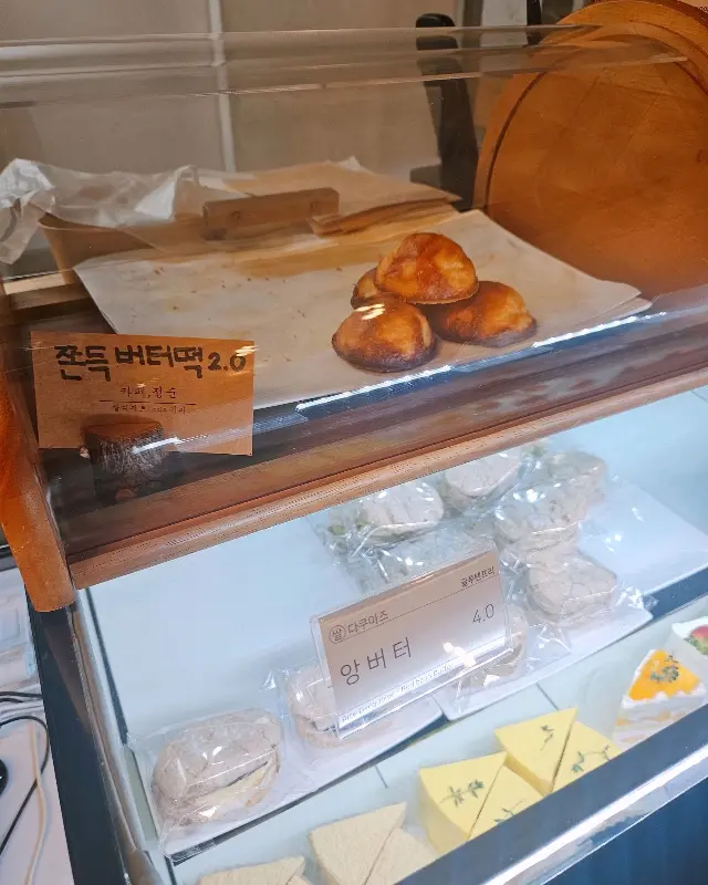 쇼케이스 내부, 버터떡과 다쿠아즈가 보인다.