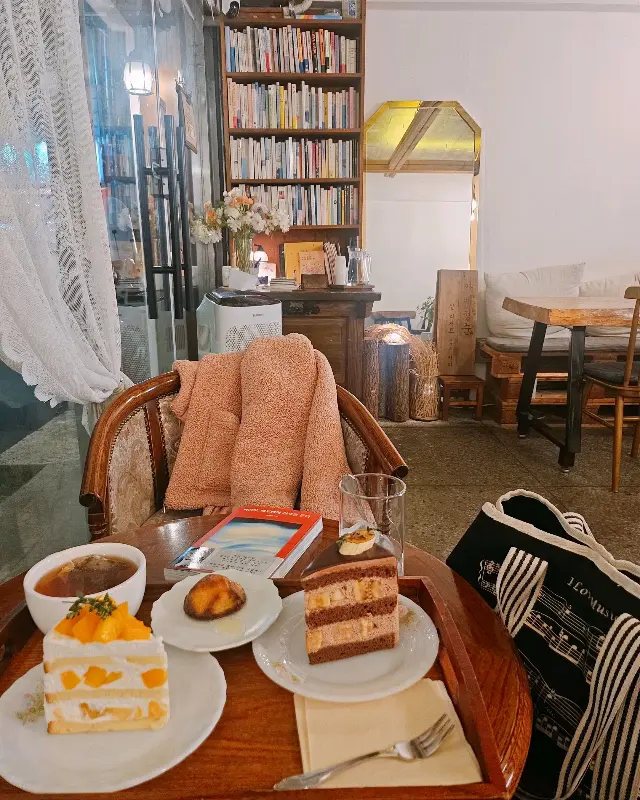 테이블 위에 놓인 케이크와 차