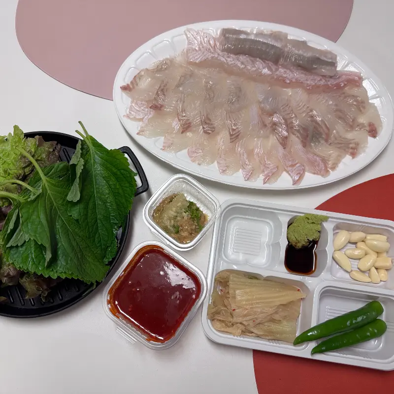 윤기가 흐르는 광어회 한 접시