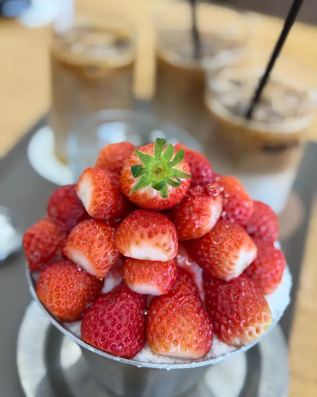딸기가 듬뿍 올라간 딸기 빙수의 모습