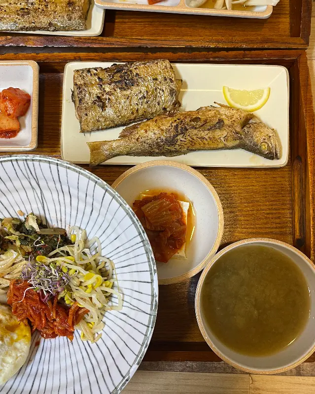 노릇노릇 구워진 생선구이