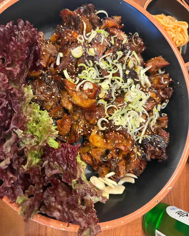 윤기 좔좔 흐르는 불족발