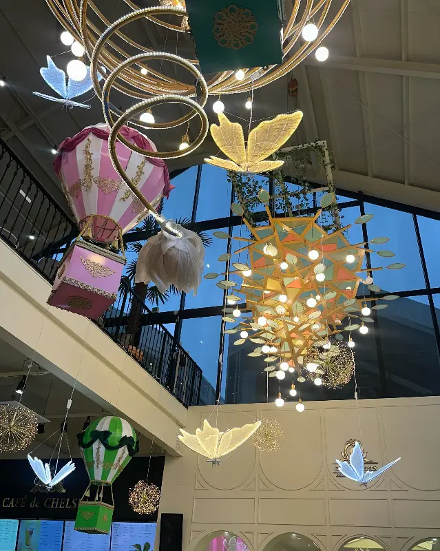 화려한 천장 조명