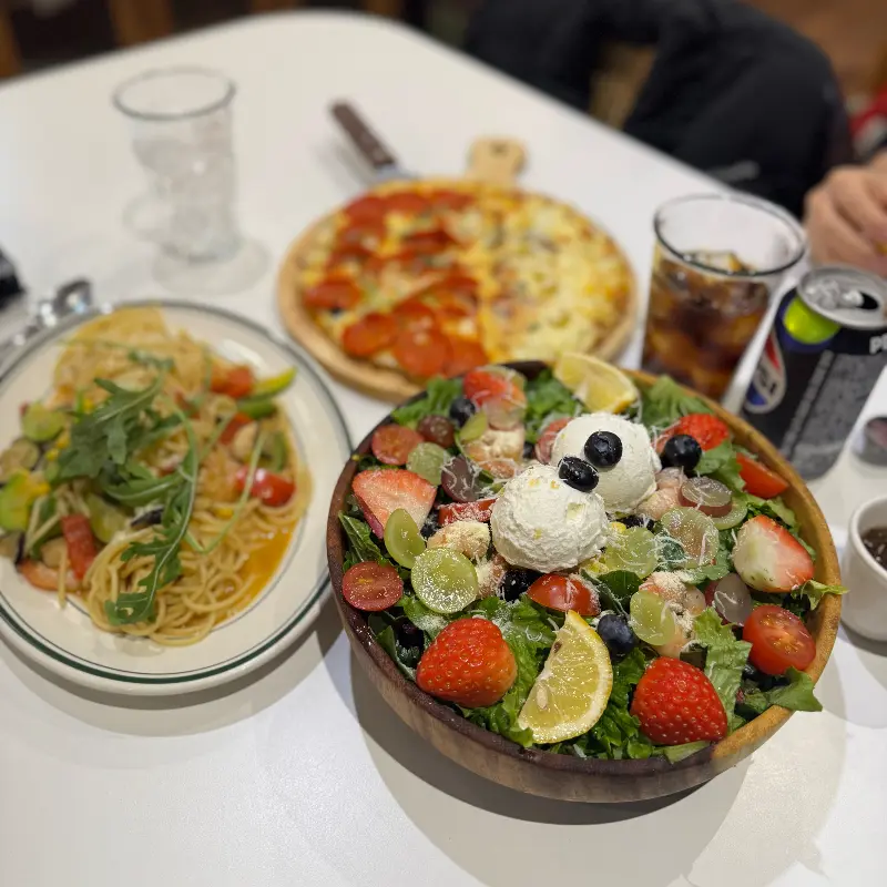 샐러드, 파스타, 피자 한 상 차림