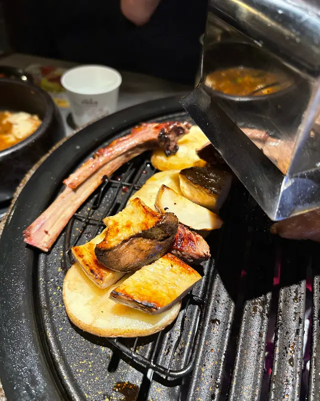 양갈비와 구운 채소의 조화