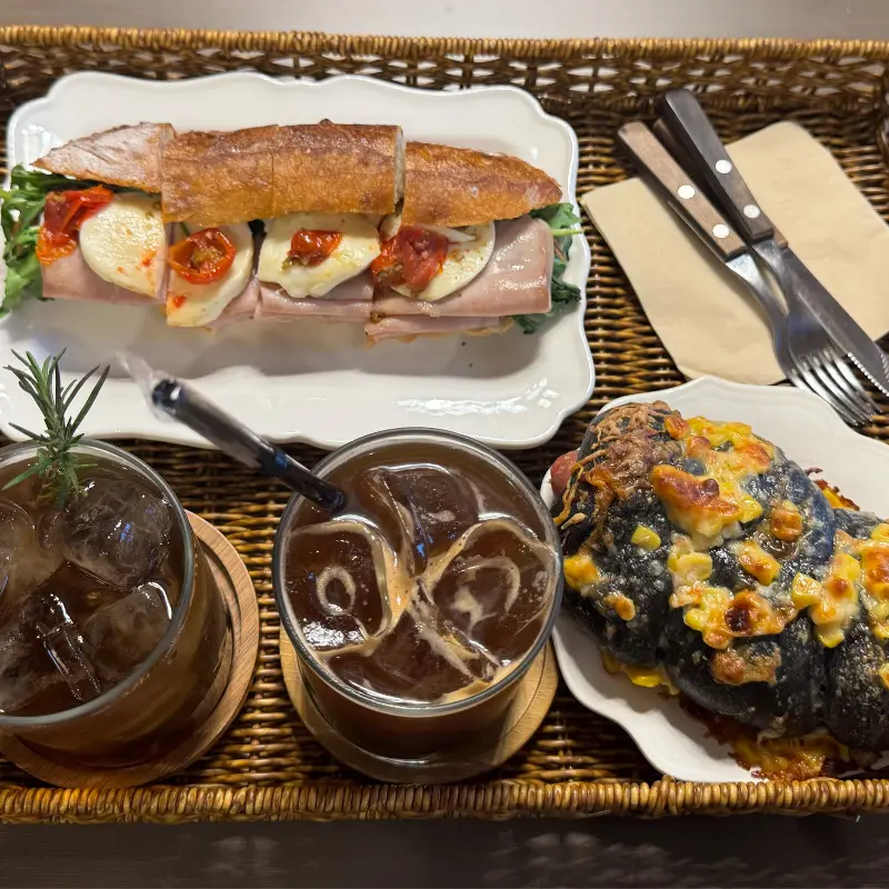 쑥들기름라떼와 샌드위치