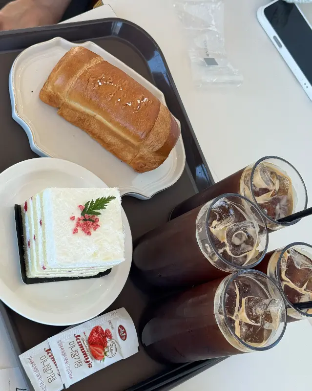 음료와 빵, 케이크