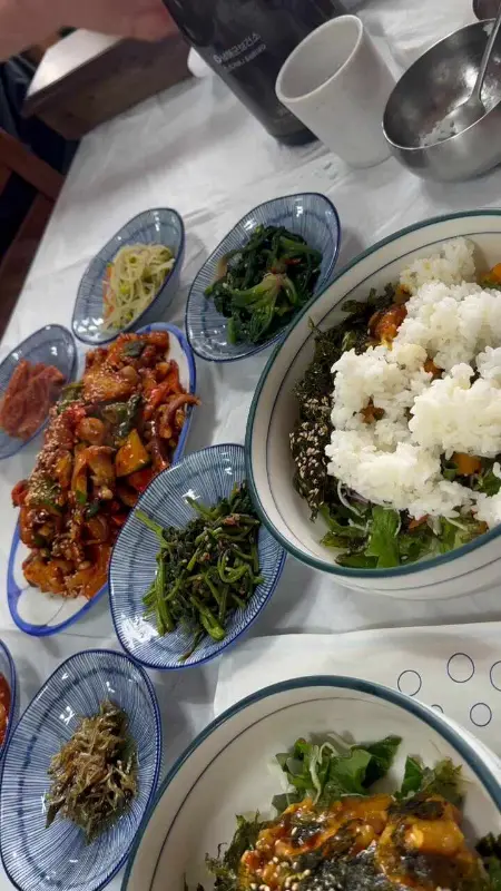 다양한 밑반찬과 멍게 비빔밥