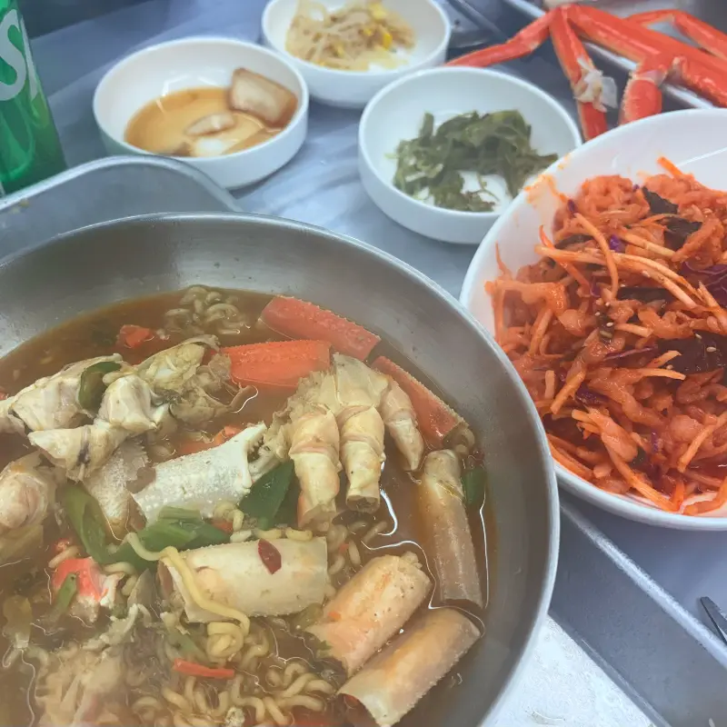 다양한 해산물 요리가 차려진 테이블