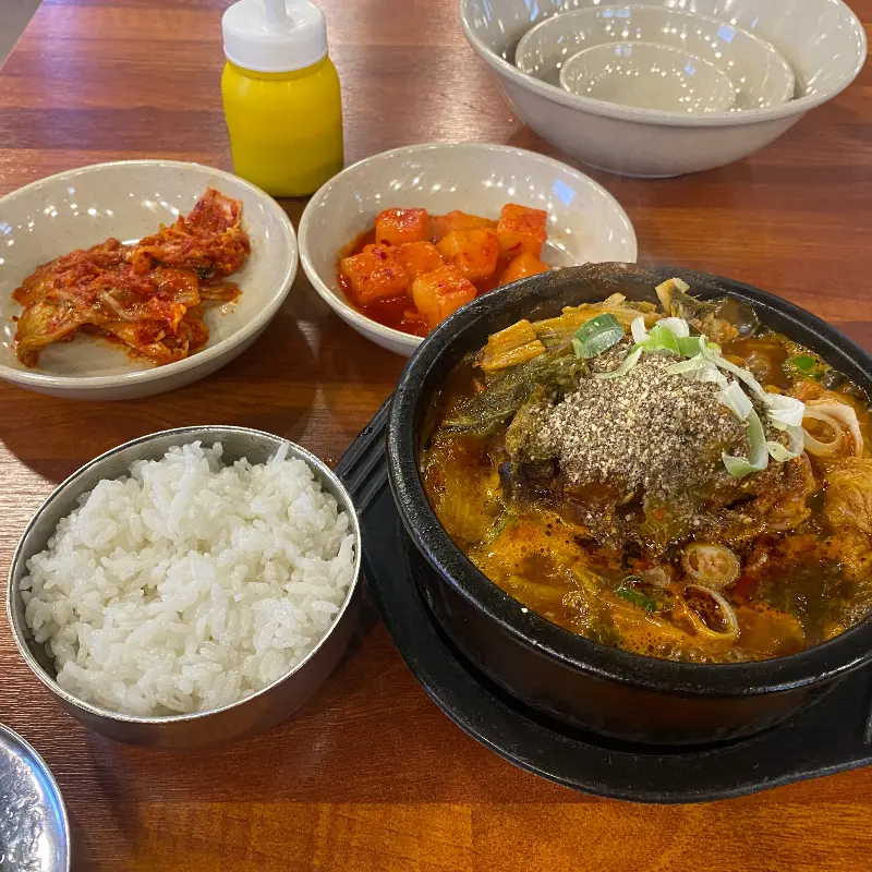 뼈해장국과 환상적인 조화를 이루는 깍두기와 김치의 모습