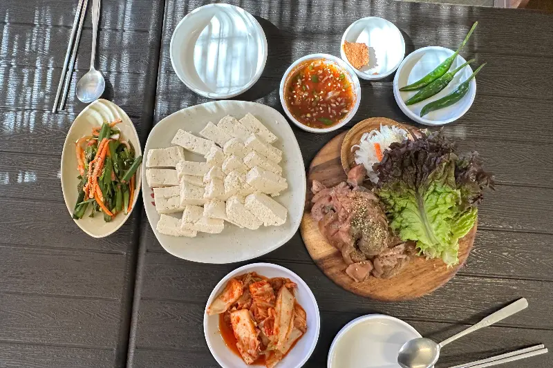 촌두부와 수육, 김치의 조화로운 한 상 차림