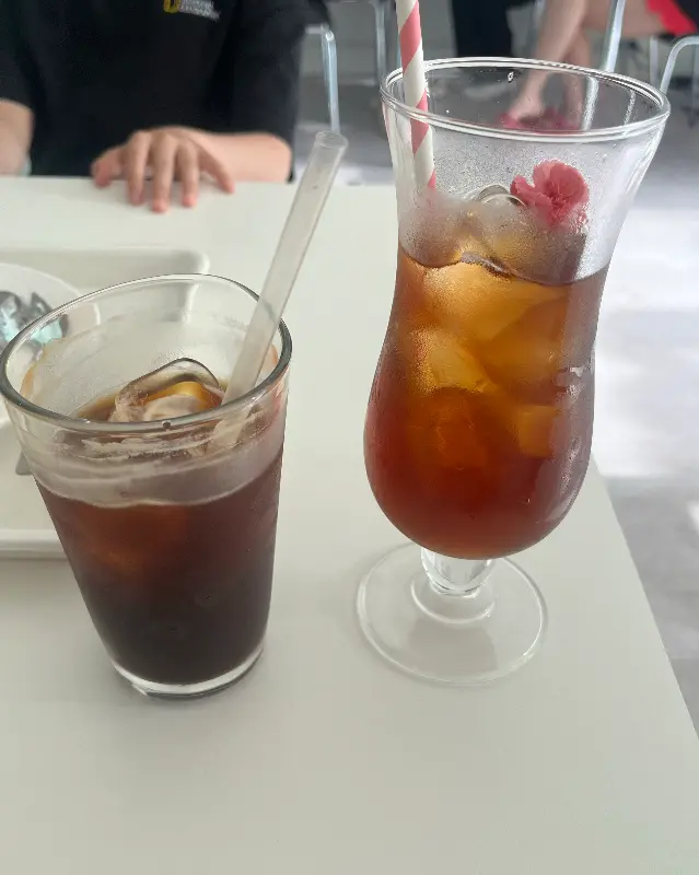 블루 로즈 소다와 아이스 아메리카노