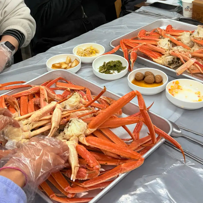 테이블 가득 차려진 대게와 해산물 요리
