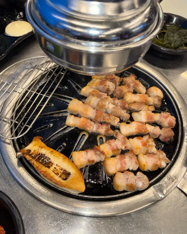 잘 구워진 흑돼지 조각들