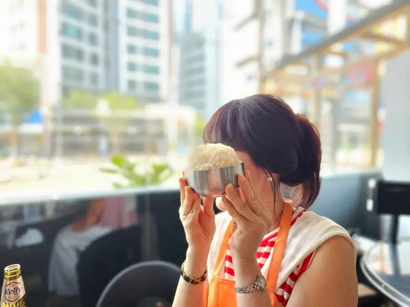 밥을 들고 있는 손님