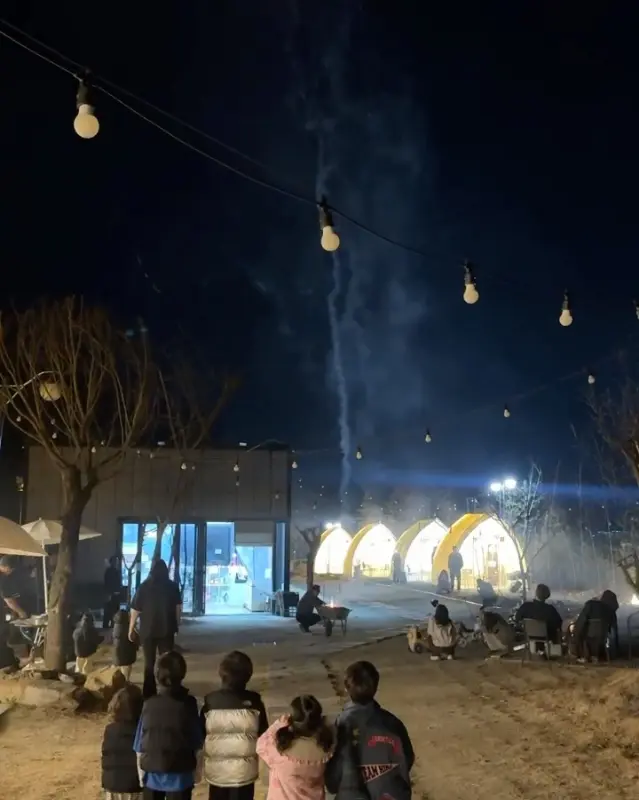 밤에 즐기는 불꽃놀이