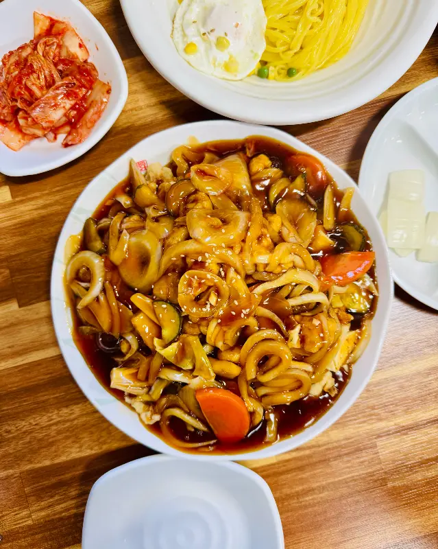 쟁반짜장과 기본 반찬 세팅