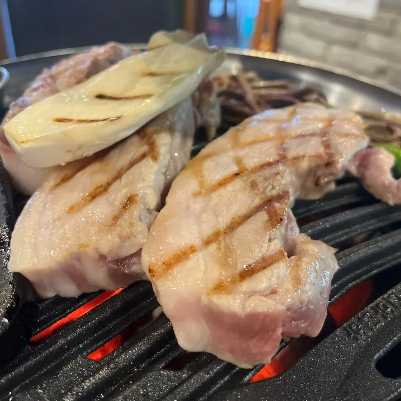 노릇노릇 구워지는 숙성 삼겹살