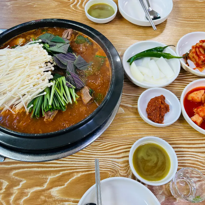 푸짐한 감자탕 한 상 차림