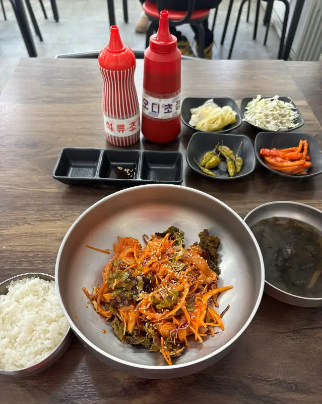 회덮밥과 밑반찬